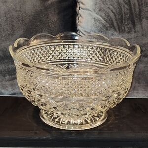 VINTAGE SOILD CRYSTAL FRUIT / SERVING BOWL INTRICARTE 3D ETCHING & STURDY BASE
